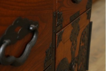 和製アンティーク　桜丸金具　赤みがかった木の色合いと立派な金具が魅力的な米沢箪笥ローチェスト　(R-077699)