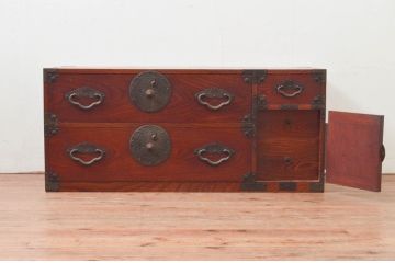 和製アンティーク　桜丸金具　赤みがかった木の色合いと立派な金具が魅力的な米沢箪笥ローボード(テレビ台、テレビボード、ローチェスト、収納たんす、時代箪笥、引き出し)(R-077699)