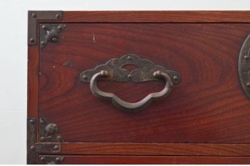 和製アンティーク　桜丸金具　赤みがかった木の色合いと立派な金具が魅力的な米沢箪笥ローボード(テレビ台、テレビボード、ローチェスト、収納たんす、時代箪笥、引き出し)(R-077699)