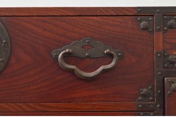 和製アンティーク　桜丸金具　赤みがかった木の色合いと立派な金具が魅力的な米沢箪笥ローボード(テレビ台、テレビボード、ローチェスト、収納たんす、時代箪笥、引き出し)(R-077699)