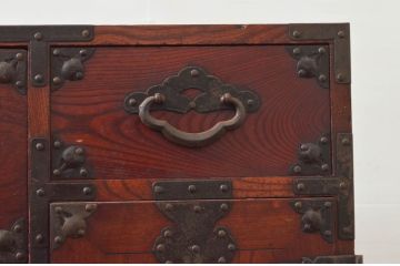 和製アンティーク　桜丸金具　赤みがかった木の色合いと立派な金具が魅力的な米沢箪笥ローボード(テレビ台、テレビボード、ローチェスト、収納たんす、時代箪笥、引き出し)(R-077699)