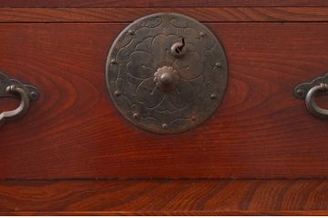 和製アンティーク　桜丸金具　赤みがかった木の色合いと立派な金具が魅力的な米沢箪笥ローボード(テレビ台、テレビボード、ローチェスト、収納たんす、時代箪笥、引き出し)(R-077699)