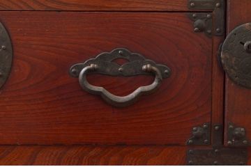和製アンティーク　桜丸金具　赤みがかった木の色合いと立派な金具が魅力的な米沢箪笥ローボード(テレビ台、テレビボード、ローチェスト、収納たんす、時代箪笥、引き出し)(R-077699)
