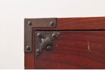 和製アンティーク　桜丸金具　赤みがかった木の色合いと立派な金具が魅力的な米沢箪笥ローボード(テレビ台、テレビボード、ローチェスト、収納たんす、時代箪笥、引き出し)(R-077699)