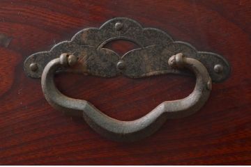 和製アンティーク　桜丸金具　赤みがかった木の色合いと立派な金具が魅力的な米沢箪笥ローボード(テレビ台、テレビボード、ローチェスト、収納たんす、時代箪笥、引き出し)(R-077699)