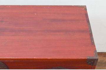 和製アンティーク　桜丸金具　赤みがかった木の色合いと立派な金具が魅力的な米沢箪笥ローボード(テレビ台、テレビボード、ローチェスト、収納たんす、時代箪笥、引き出し)(R-077700)