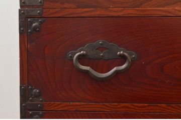 和製アンティーク　桜丸金具　赤みがかった木の色合いと立派な金具が魅力的な米沢箪笥ローボード(テレビ台、テレビボード、ローチェスト、収納たんす、時代箪笥、引き出し)(R-077700)