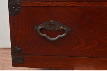 和製アンティーク　桜丸金具　赤みがかった木の色合いと立派な金具が魅力的な米沢箪笥ローボード(テレビ台、テレビボード、ローチェスト、収納たんす、時代箪笥、引き出し)(R-077700)