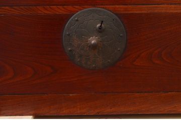 和製アンティーク　桜丸金具　赤みがかった木の色合いと立派な金具が魅力的な米沢箪笥ローボード(テレビ台、テレビボード、ローチェスト、収納たんす、時代箪笥、引き出し)(R-077700)
