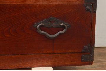和製アンティーク　桜丸金具　赤みがかった木の色合いと立派な金具が魅力的な米沢箪笥ローボード(テレビ台、テレビボード、ローチェスト、収納たんす、時代箪笥、引き出し)(R-077700)