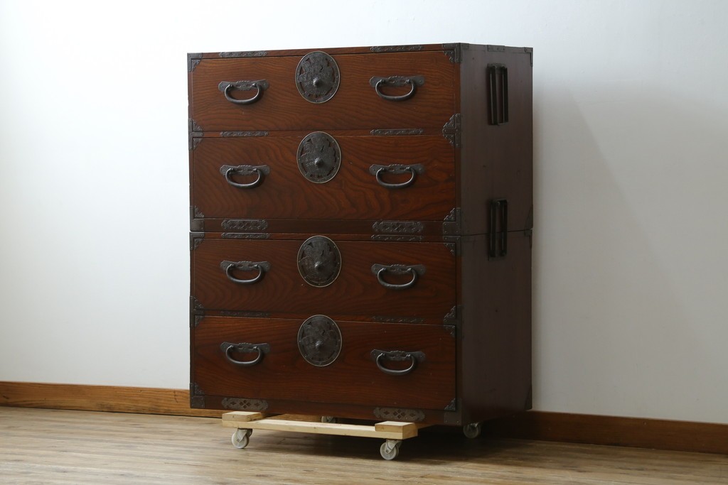 和製アンティーク　美品　上杢!!　前面欅(ケヤキ)材　趣のある佇まいが魅力的な蝶覆輪金具の二段重ね会津箪笥　(R-077701)