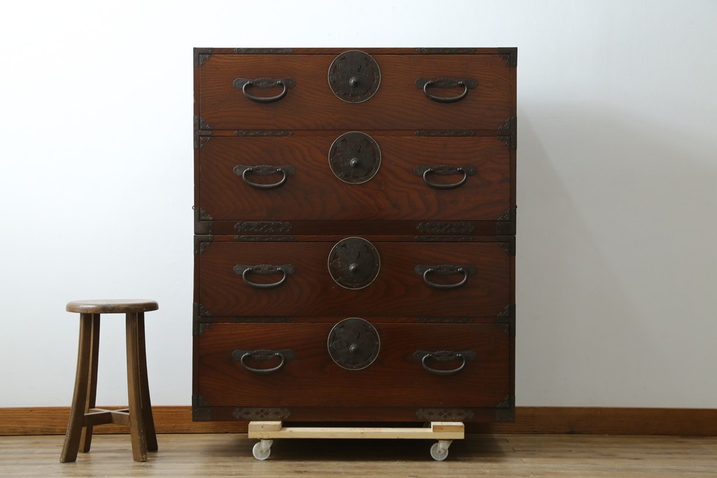 和製アンティーク　美品　上杢!!　前面欅(ケヤキ)材　趣のある佇まいが魅力的な蝶覆輪金具の二段重ね会津箪笥　(R-077701)