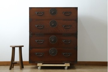 和製アンティーク　美品　上杢!!　前面欅(ケヤキ)材　趣のある佇まいが魅力的な蝶覆輪金具の二段重ね会津箪笥　(R-077701)