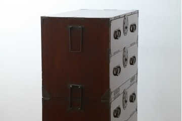 和製アンティーク　美品　上杢!!　前面欅(ケヤキ)材　趣のある佇まいが魅力的な蝶覆輪金具の二段重ね会津箪笥　(R-077701)