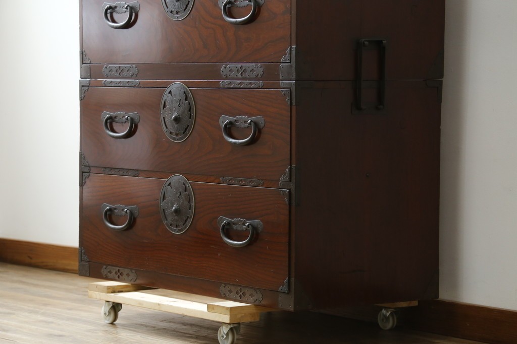 和製アンティーク　美品　上杢!!　前面欅(ケヤキ)材　趣のある佇まいが魅力的な蝶覆輪金具の二段重ね会津箪笥　(R-077701)