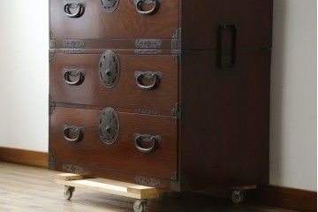 和製アンティーク　美品　上杢!!　前面欅(ケヤキ)材　趣のある佇まいが魅力的な蝶覆輪金具の二段重ね会津箪笥　(R-077701)