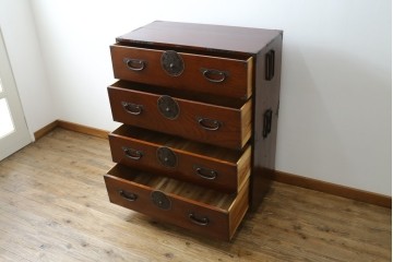 和製アンティーク　美品　上杢!!　前面欅(ケヤキ)材　趣のある佇まいが魅力的な蝶覆輪金具の二段重ね会津箪笥　(R-077701)