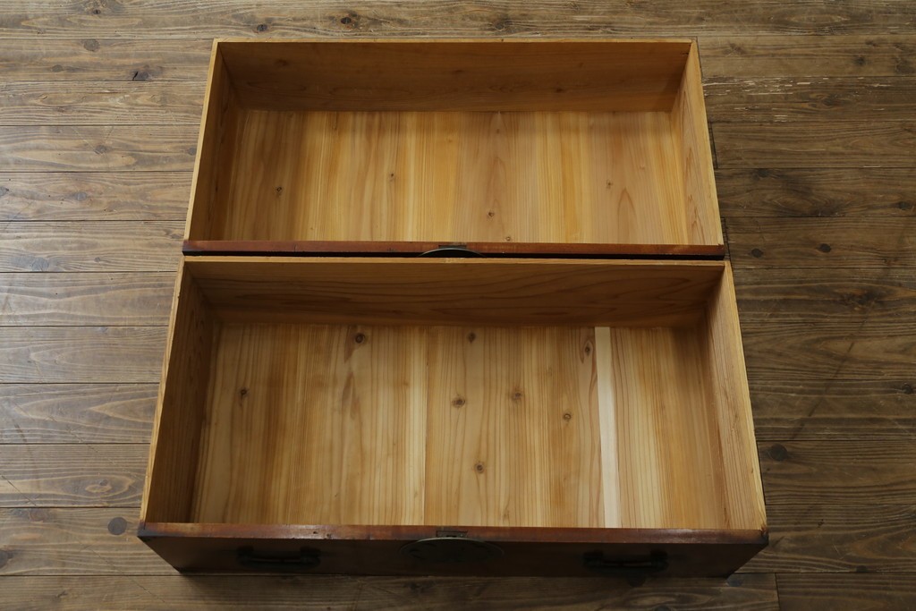 和製アンティーク　美品　上杢!!　前面欅(ケヤキ)材　趣のある佇まいが魅力的な蝶覆輪金具の二段重ね会津箪笥　(R-077701)