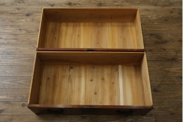 和製アンティーク　美品　上杢!!　前面欅(ケヤキ)材　趣のある佇まいが魅力的な蝶覆輪金具の二段重ね会津箪笥　(R-077701)