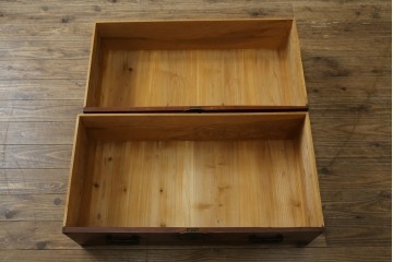 和製アンティーク　美品　上杢!!　前面欅(ケヤキ)材　趣のある佇まいが魅力的な蝶覆輪金具の二段重ね会津箪笥　(R-077701)