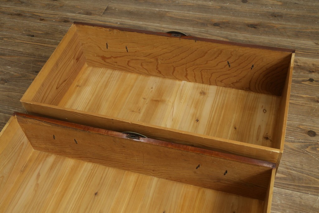 和製アンティーク　美品　上杢!!　前面欅(ケヤキ)材　趣のある佇まいが魅力的な蝶覆輪金具の二段重ね会津箪笥　(R-077701)