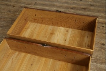 和製アンティーク　美品　上杢!!　前面欅(ケヤキ)材　趣のある佇まいが魅力的な蝶覆輪金具の二段重ね会津箪笥　(R-077701)