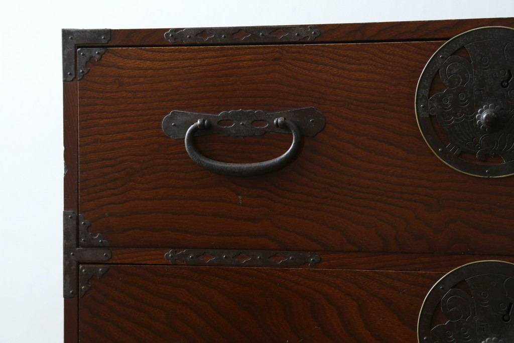 和製アンティーク　美品　上杢!!　前面欅(ケヤキ)材　趣のある佇まいが魅力的な蝶覆輪金具の二段重ね会津箪笥　(R-077701)