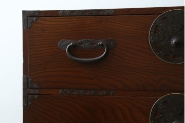 和製アンティーク　美品　上杢!!　前面欅(ケヤキ)材　趣のある佇まいが魅力的な蝶覆輪金具の二段重ね会津箪笥　(R-077701)