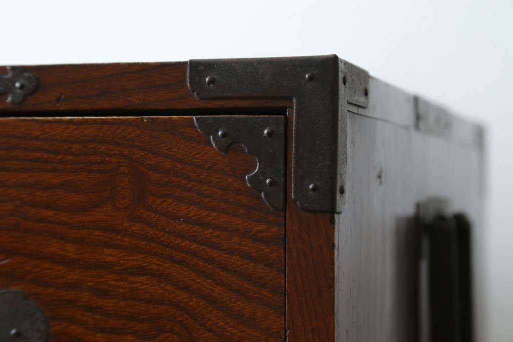 和製アンティーク　美品　上杢!!　前面欅(ケヤキ)材　趣のある佇まいが魅力的な蝶覆輪金具の二段重ね会津箪笥　(R-077701)