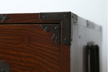 和製アンティーク　美品　上杢!!　前面欅(ケヤキ)材　趣のある佇まいが魅力的な蝶覆輪金具の二段重ね会津箪笥　(R-077701)