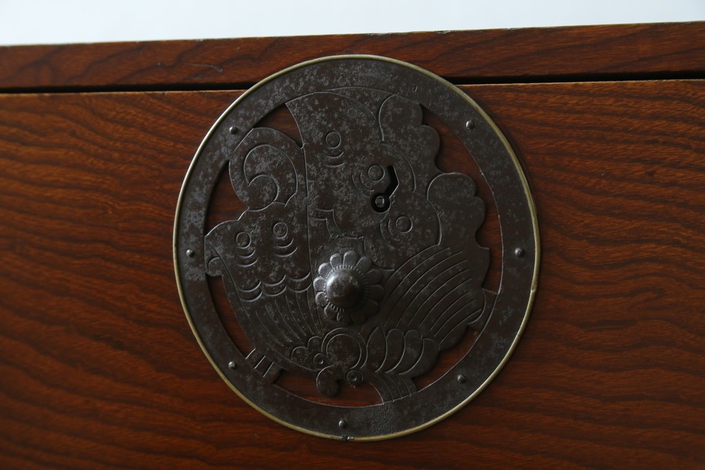 和製アンティーク　美品　上杢!!　前面欅(ケヤキ)材　趣のある佇まいが魅力的な蝶覆輪金具の二段重ね会津箪笥　(R-077701)