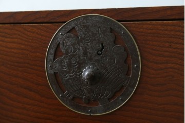 和製アンティーク　美品　上杢!!　前面欅(ケヤキ)材　趣のある佇まいが魅力的な蝶覆輪金具の二段重ね会津箪笥　(R-077701)