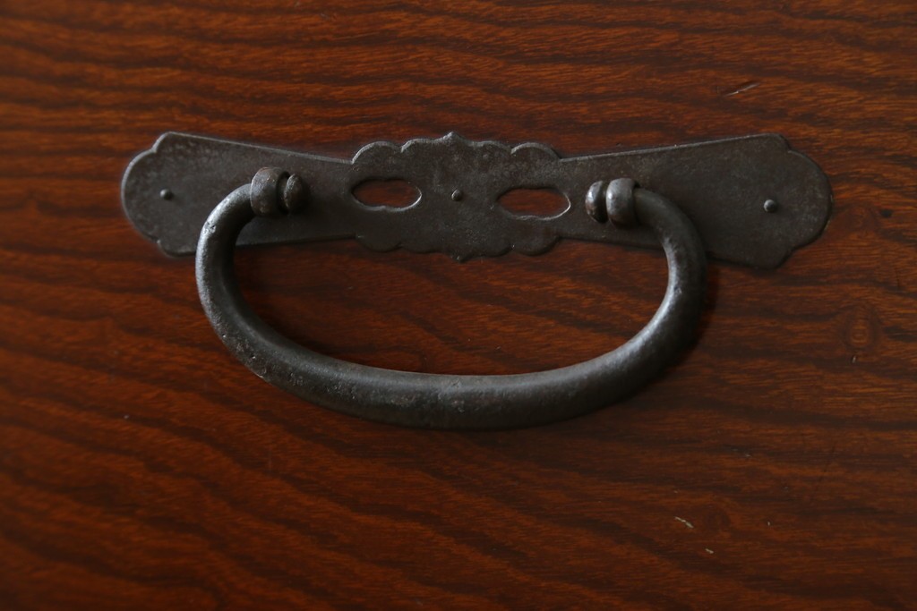 和製アンティーク　美品　上杢!!　前面欅(ケヤキ)材　趣のある佇まいが魅力的な蝶覆輪金具の二段重ね会津箪笥　(R-077701)