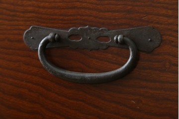 和製アンティーク　美品　上杢!!　前面欅(ケヤキ)材　趣のある佇まいが魅力的な蝶覆輪金具の二段重ね会津箪笥　(R-077701)