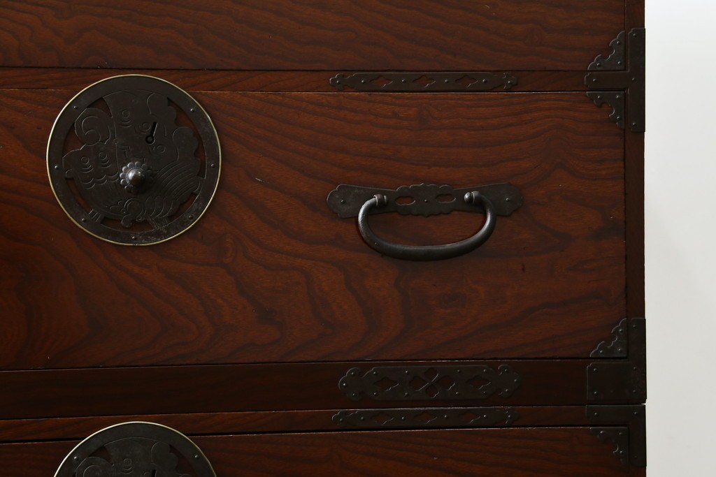 和製アンティーク　美品　上杢!!　前面欅(ケヤキ)材　趣のある佇まいが魅力的な蝶覆輪金具の二段重ね会津箪笥　(R-077701)