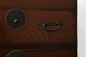 和製アンティーク　美品　上杢!!　前面欅(ケヤキ)材　趣のある佇まいが魅力的な蝶覆輪金具の二段重ね会津箪笥　(R-077701)