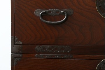 和製アンティーク　美品　上杢!!　前面欅(ケヤキ)材　趣のある佇まいが魅力的な蝶覆輪金具の二段重ね会津箪笥　(R-077701)