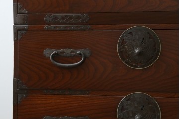 和製アンティーク　美品　上杢!!　前面欅(ケヤキ)材　趣のある佇まいが魅力的な蝶覆輪金具の二段重ね会津箪笥　(R-077701)