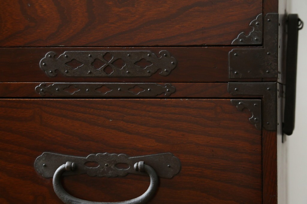 和製アンティーク　美品　上杢!!　前面欅(ケヤキ)材　趣のある佇まいが魅力的な蝶覆輪金具の二段重ね会津箪笥　(R-077701)