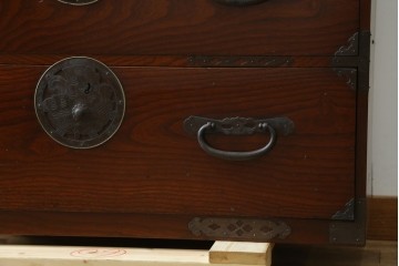 和製アンティーク　美品　上杢!!　前面欅(ケヤキ)材　趣のある佇まいが魅力的な蝶覆輪金具の二段重ね会津箪笥　(R-077701)