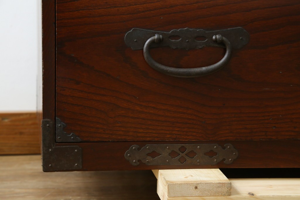 和製アンティーク　美品　上杢!!　前面欅(ケヤキ)材　趣のある佇まいが魅力的な蝶覆輪金具の二段重ね会津箪笥　(R-077701)