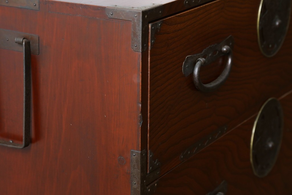 和製アンティーク　美品　上杢!!　前面欅(ケヤキ)材　趣のある佇まいが魅力的な蝶覆輪金具の二段重ね会津箪笥　(R-077701)