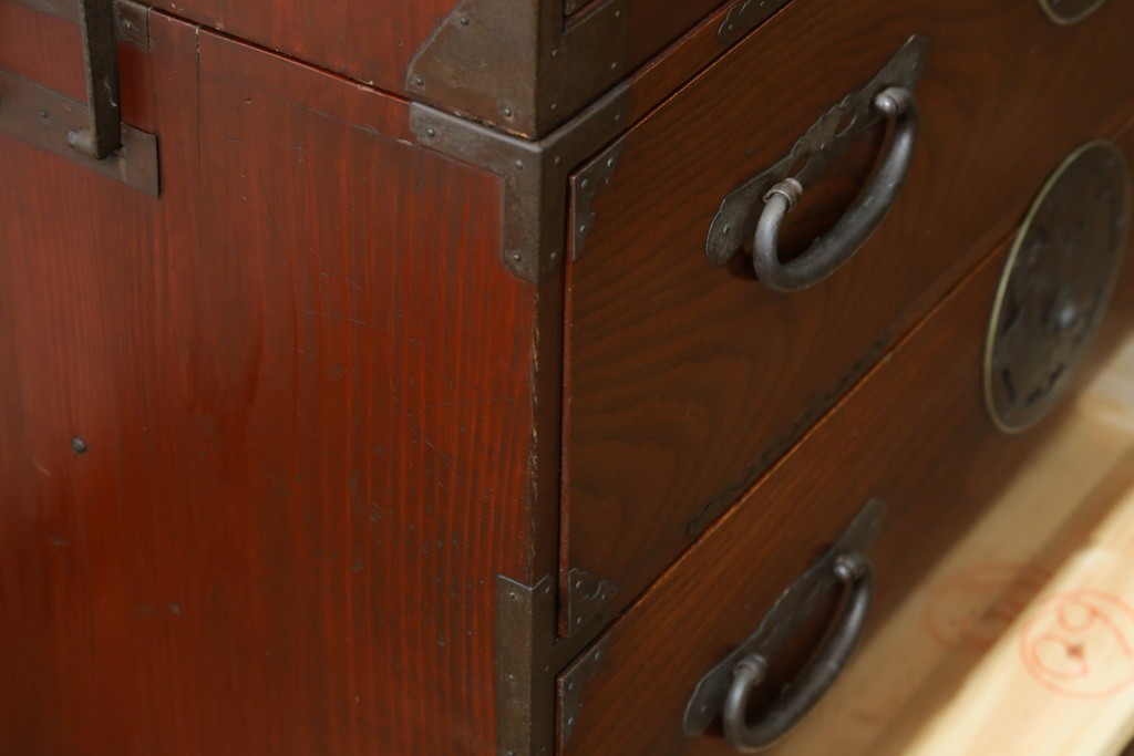 和製アンティーク　美品　上杢!!　前面欅(ケヤキ)材　趣のある佇まいが魅力的な蝶覆輪金具の二段重ね会津箪笥　(R-077701)