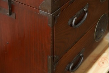 和製アンティーク　美品　上杢!!　前面欅(ケヤキ)材　趣のある佇まいが魅力的な蝶覆輪金具の二段重ね会津箪笥　(R-077701)