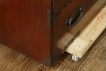 和製アンティーク　美品　上杢!!　前面欅(ケヤキ)材　趣のある佇まいが魅力的な蝶覆輪金具の二段重ね会津箪笥　(R-077701)