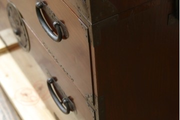 和製アンティーク　美品　上杢!!　前面欅(ケヤキ)材　趣のある佇まいが魅力的な蝶覆輪金具の二段重ね会津箪笥　(R-077701)