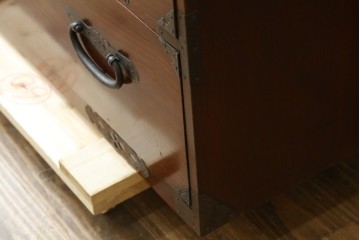 和製アンティーク　美品　上杢!!　前面欅(ケヤキ)材　趣のある佇まいが魅力的な蝶覆輪金具の二段重ね会津箪笥　(R-077701)