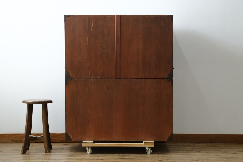 和製アンティーク　美品　上杢!!　前面欅(ケヤキ)材　趣のある佇まいが魅力的な蝶覆輪金具の二段重ね会津箪笥　(R-077701)