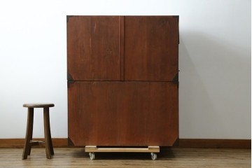 和製アンティーク　美品　上杢!!　前面欅(ケヤキ)材　趣のある佇まいが魅力的な蝶覆輪金具の二段重ね会津箪笥　(R-077701)