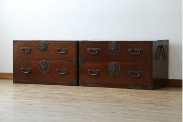 和製アンティーク　美品　上杢!!　前面欅(ケヤキ)材　趣のある佇まいが魅力的な蝶覆輪金具の二段重ね会津箪笥　(R-077701)